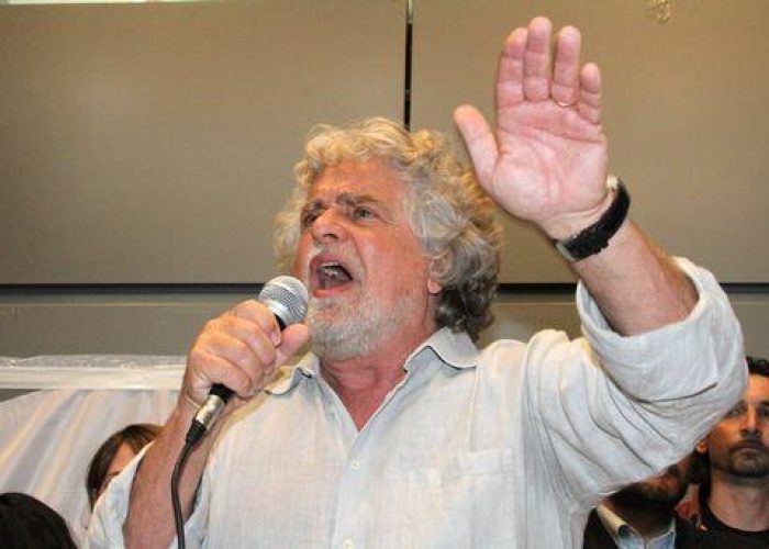 Governo/ Grillo: E' metafora, partiti si proteggono l'un l'altro