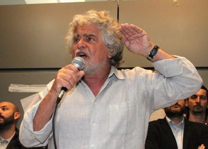 Governo/Grillo: Mostro a più teste e 2 cervelli, il Cav e finanza