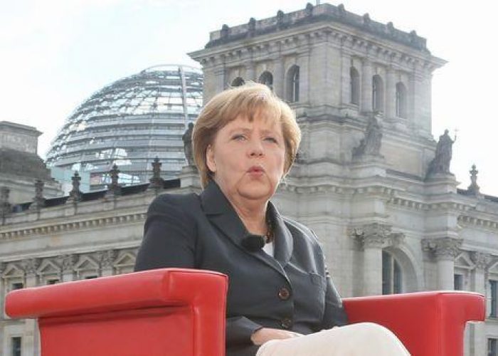 Grecia/ Merkel frena falchi: Atene fuori da euro? Pesare parole