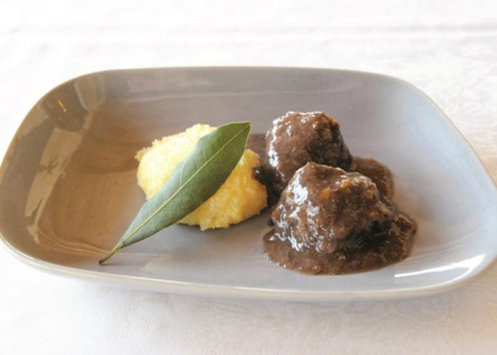Guanciotti dasino alla Barbera con polenta grossera