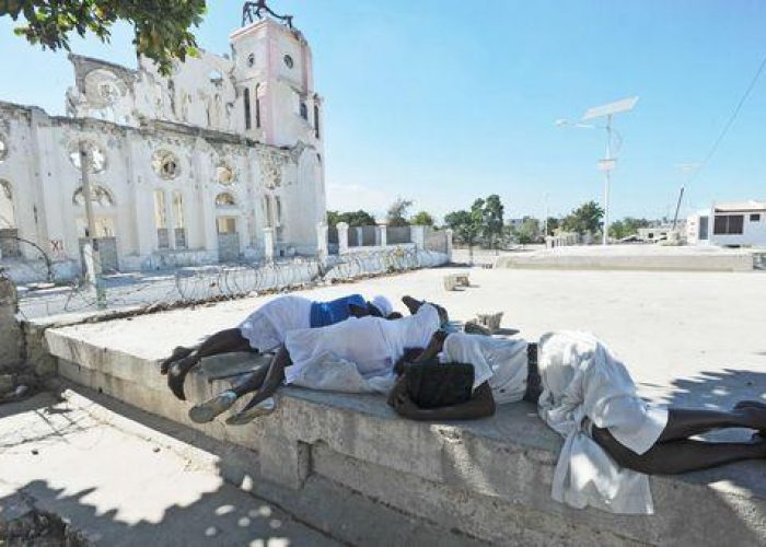 Haiti/ Autocarro con pellegrini finisce in burrone, 22 morti