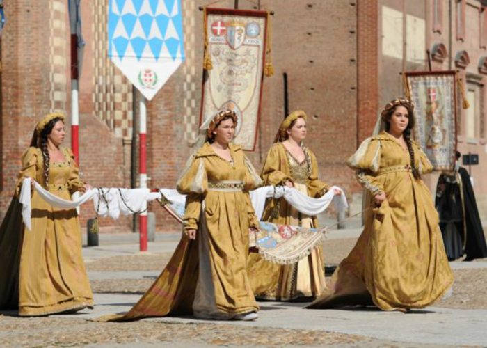 I 2 euro per il parterre del Palio?«Per non bloccare la sfilata»