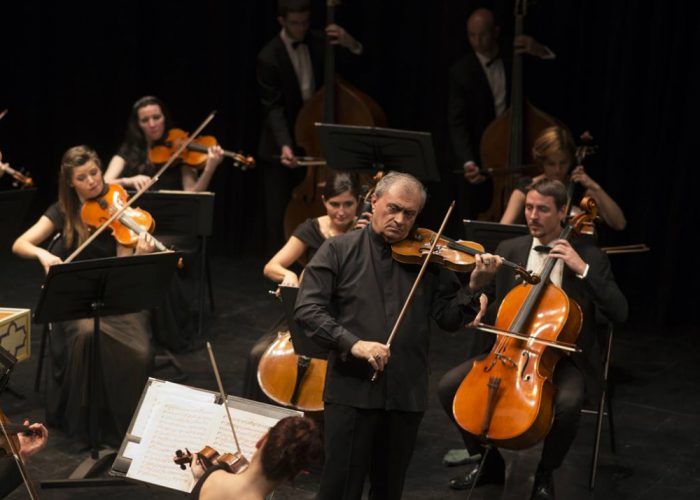 I 35 virtuosi del maestro Tigranyansugli spartiti di Vivaldi e Mozart