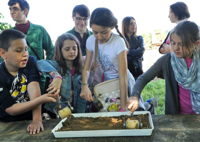 I bambini alla scoperta della terraguidati dagli allievi dell'Istituto agrario