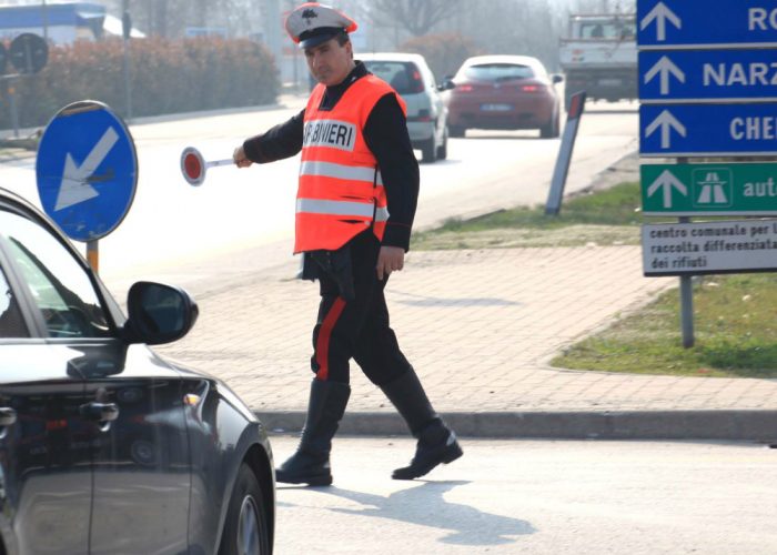 I carabinieri intimano lo stop,loro gettano la refurtiva dal finestrino