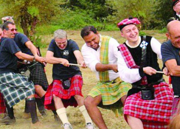 I clan scozzesi si sfidanosul prato di San Damiano