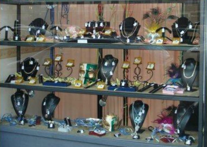 I clienti? C'è chi vende per pagare le bollette e chi per paura dei furti