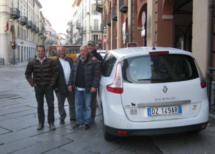 I taxi tornano in piazza Alfieridavanti ai Portici Rossi?