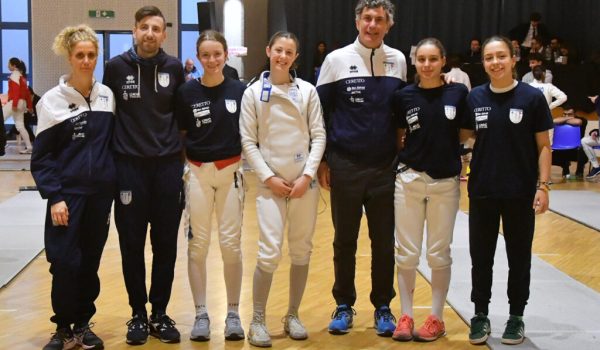 i tecnici Piccardi e Sartoris con la compagine della spada femminile