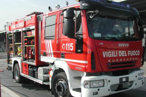 I vigili del fuoco al campo nomadiper il controllo di una bombola del gas