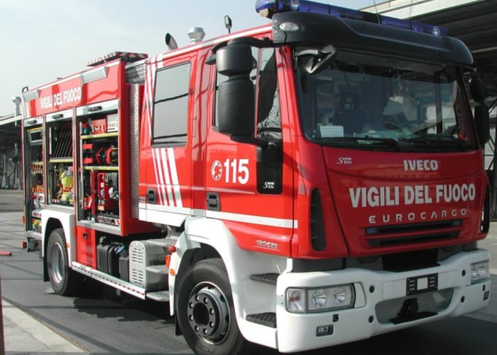 I vigili del fuoco al campo nomadiper il controllo di una bombola del gas