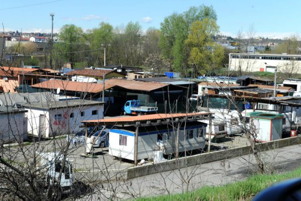 «Il campo nomadi è abusivo»Esposto di Riccio contro Brignolo