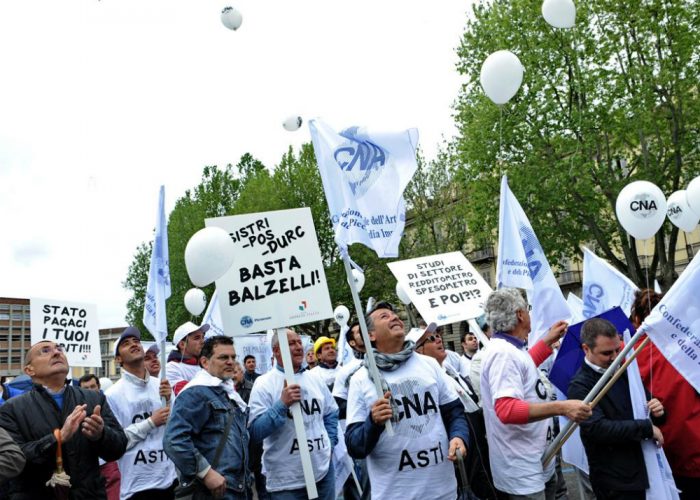 Il grido degli imprenditori in piazza:«Basta tasse, così chiudiamo tutti»