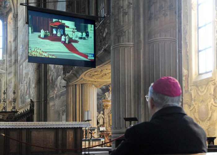Il Papa in Duomo con il maxischermosperando in una visita per la Sindone