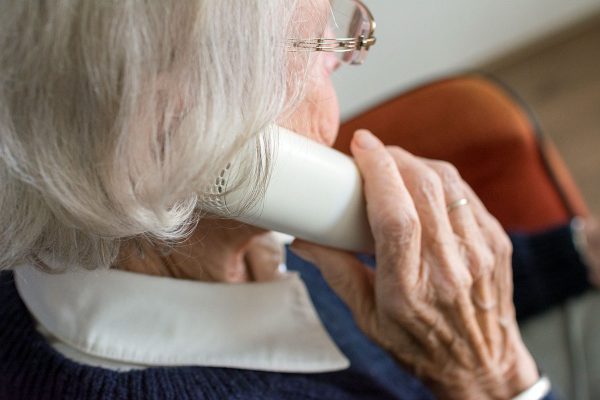 anziana al telefono
