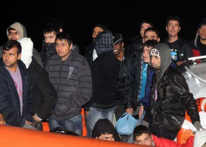 Immigrati/ Crotone, gommone in difficoltà: 21 clandestini salvati
