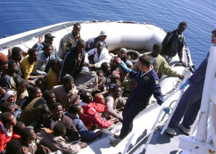 Immigrati/ Gommone con 77 migranti soccorso al largo di Lampedusa