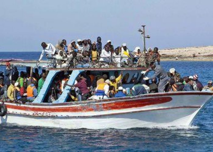 Immigrati/ Nave Spica salva 77 migranti, tra cui donne e minori