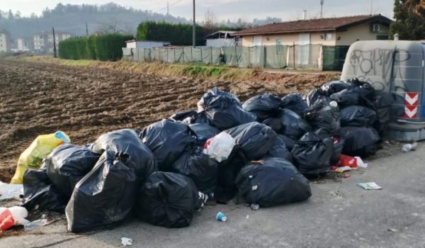 immondizia strada Borbore Asti