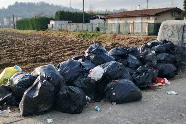 immondizia strada Borbore Asti