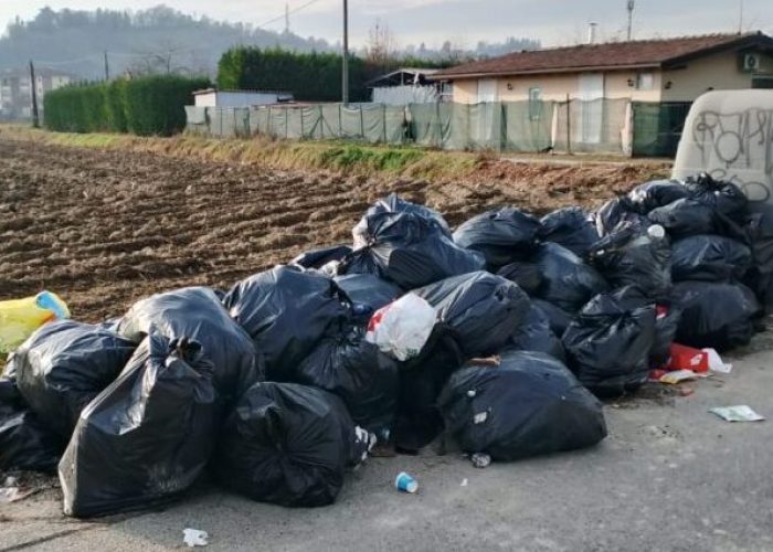 immondizia strada Borbore Asti