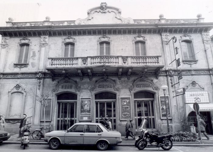 In camporella tra le panteganee al cinema per una storica dormita