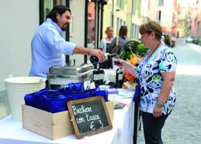 In centro con un piatto e un bicchiereE' la due giorni di Wine Street Tasting