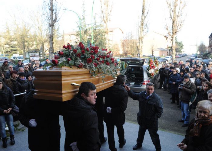 In corso Alba i funerali di Manuel BaccoGonfalone di Asti e fiori dai colleghi