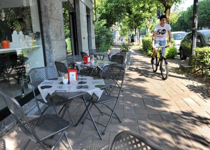 In corso Torino, dove bici e motosfrecciano in mezzo ai pedoni