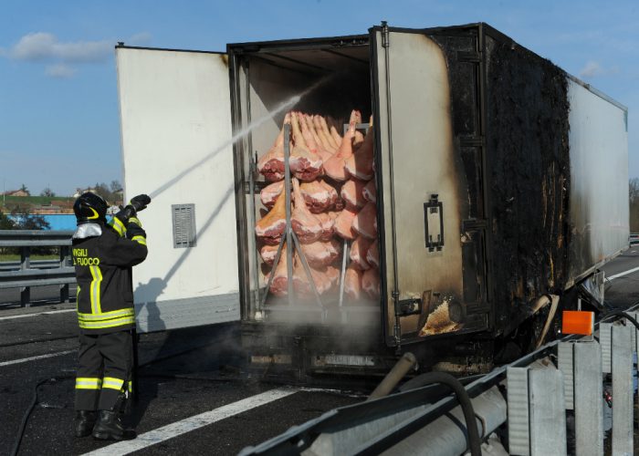 In fiamme camion di prosciuttisulla A21 all'altezza di Crocetta