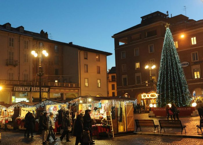In piazza San Secondocittadella del Natale o ruota panoramica?