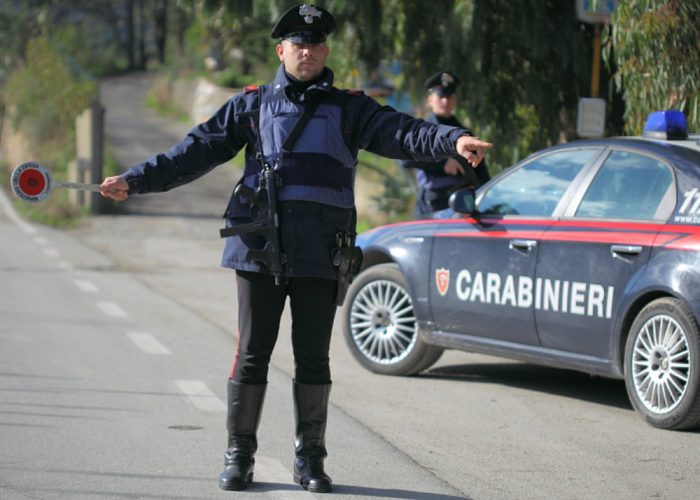 In tre su un'auto rubata forzano postodi blocco e fuggono tra le campagne