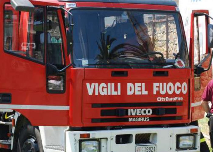 Incendio distrugge mansardain via Riva, illesi i due occupanti