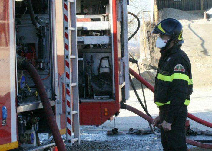 Incendio in cascina a Villanova, salvi 150 bovini