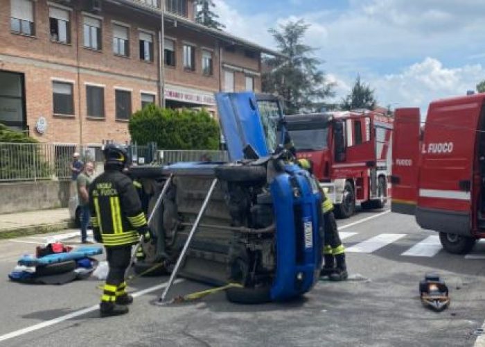 incidente davanti caserma