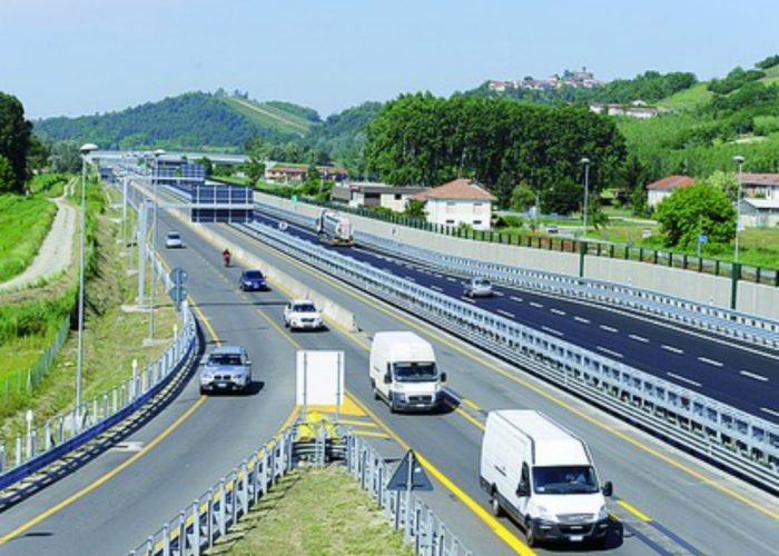 Incidente in tangenzialeUomo incastrato in auto