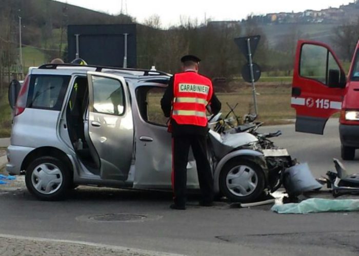 Incidente stradale a MontaldoAuto si incastra sotto un camion