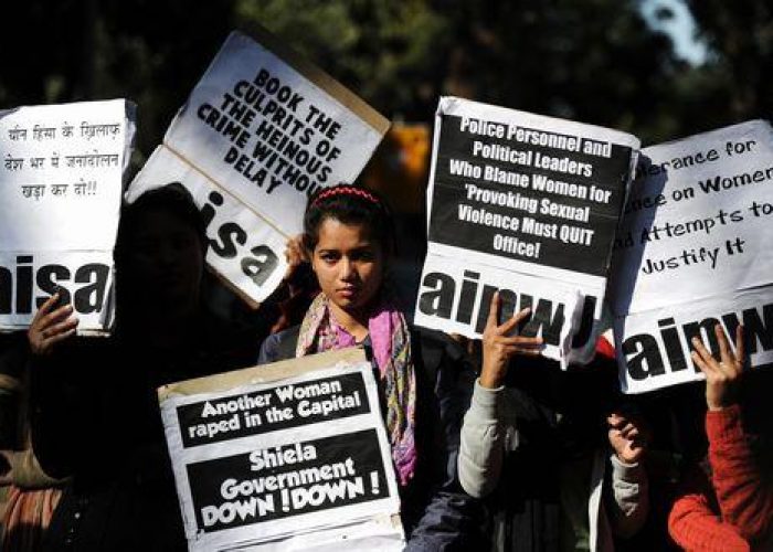 India/ Protesta per stupro studentessa, polizia spara lacrimogeni