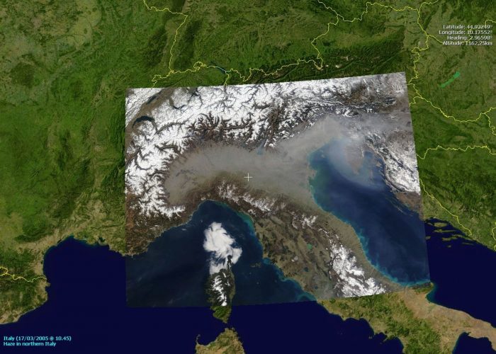 Un'immagine dello smog che ristagna sulla Pianura Padana circondata e chiusa dalle Alpi