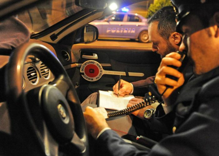 Inseguimento dopo la rapinatermina con incidente, agenti feriti