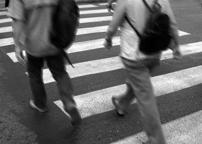 Investita mentre attraversa sulle strisce