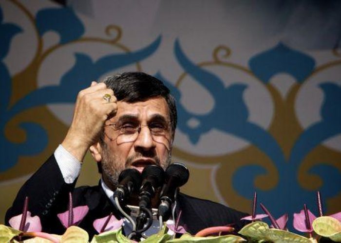 Iran/ Ahmadinejad: Usa cambino atteggiamento per dialogo nucleare