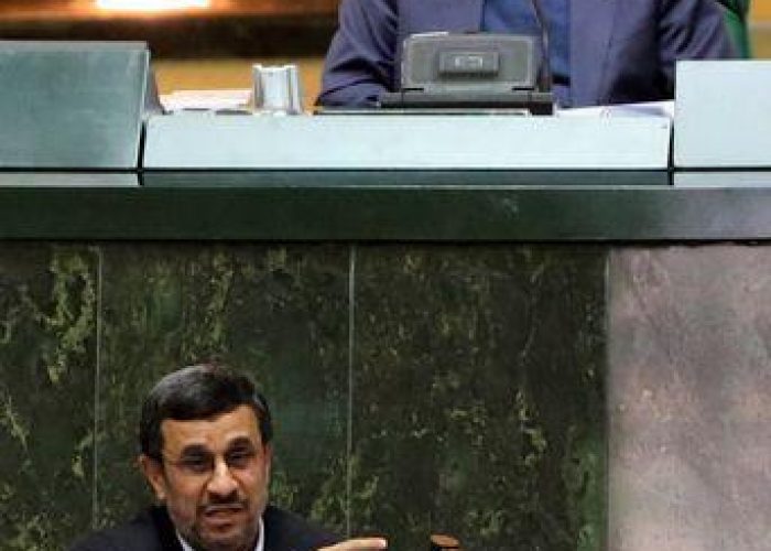 Iran/ Scarpe e cori contro Larijani da sostenitori Ahmadinejad