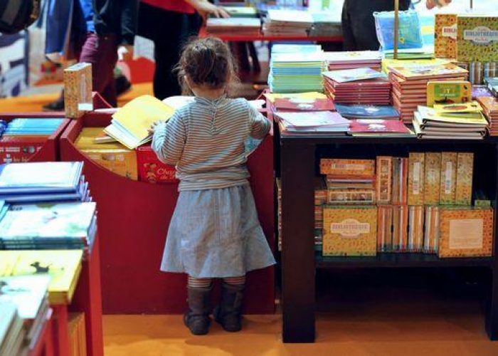 Istat/ Le donne leggono più libri, gli uomini scelgono quotidiani