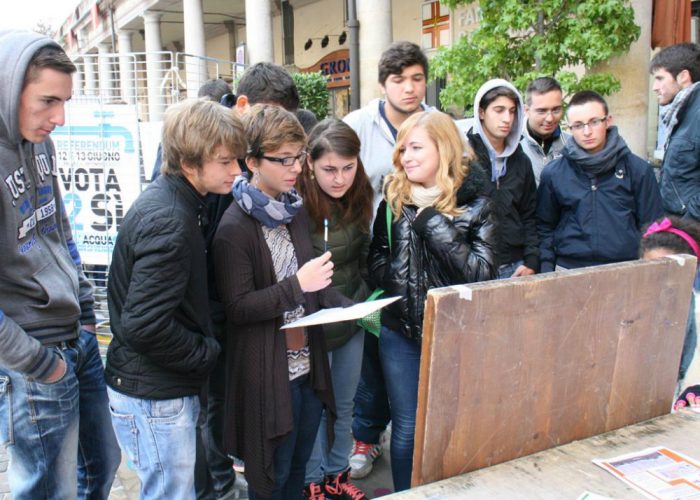 L'eco dei messaggi di pacecon 800 ragazzi in centro città