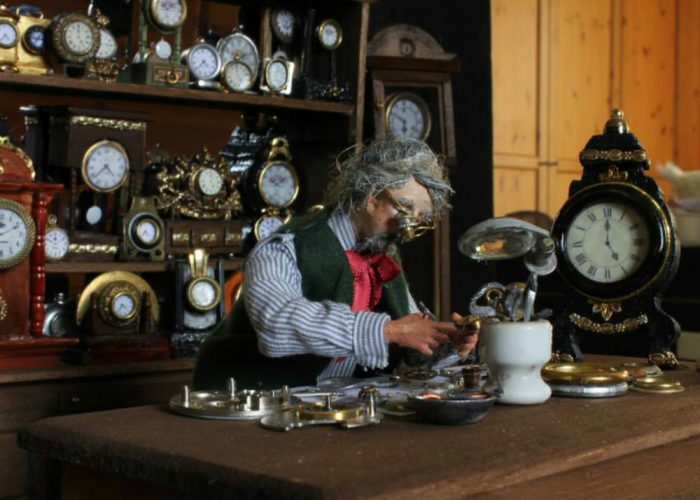 L'orologiaio e gli altri, viaggiotra le miniature di Annarosa Nicola