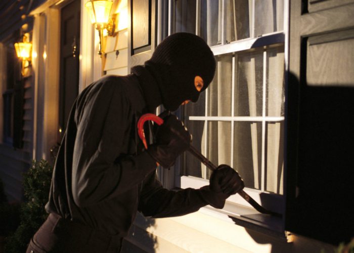 La badante sveglia la padrona di casa: «Ci sono i ladri»