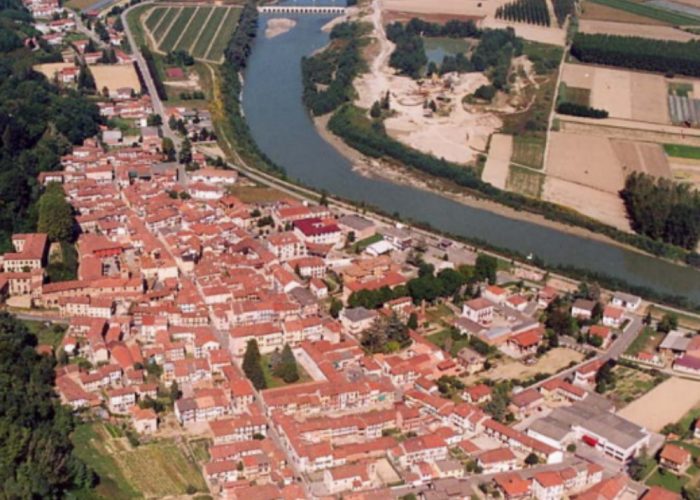 La civiltà del fiume in canoa o sulla torre