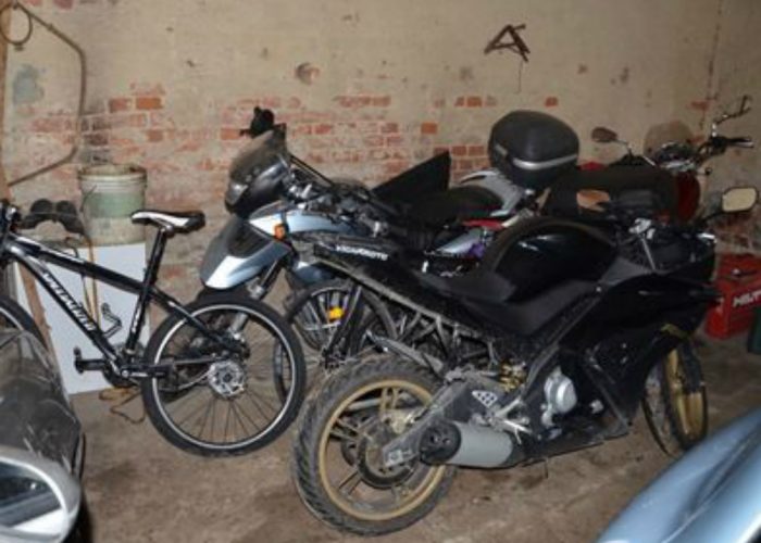 La polizia scova deposito di auto, motoe bici rubate. Riconoscete la refurtiva?