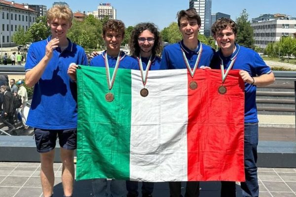 la squadra italiana Stefano è il secondo da destra